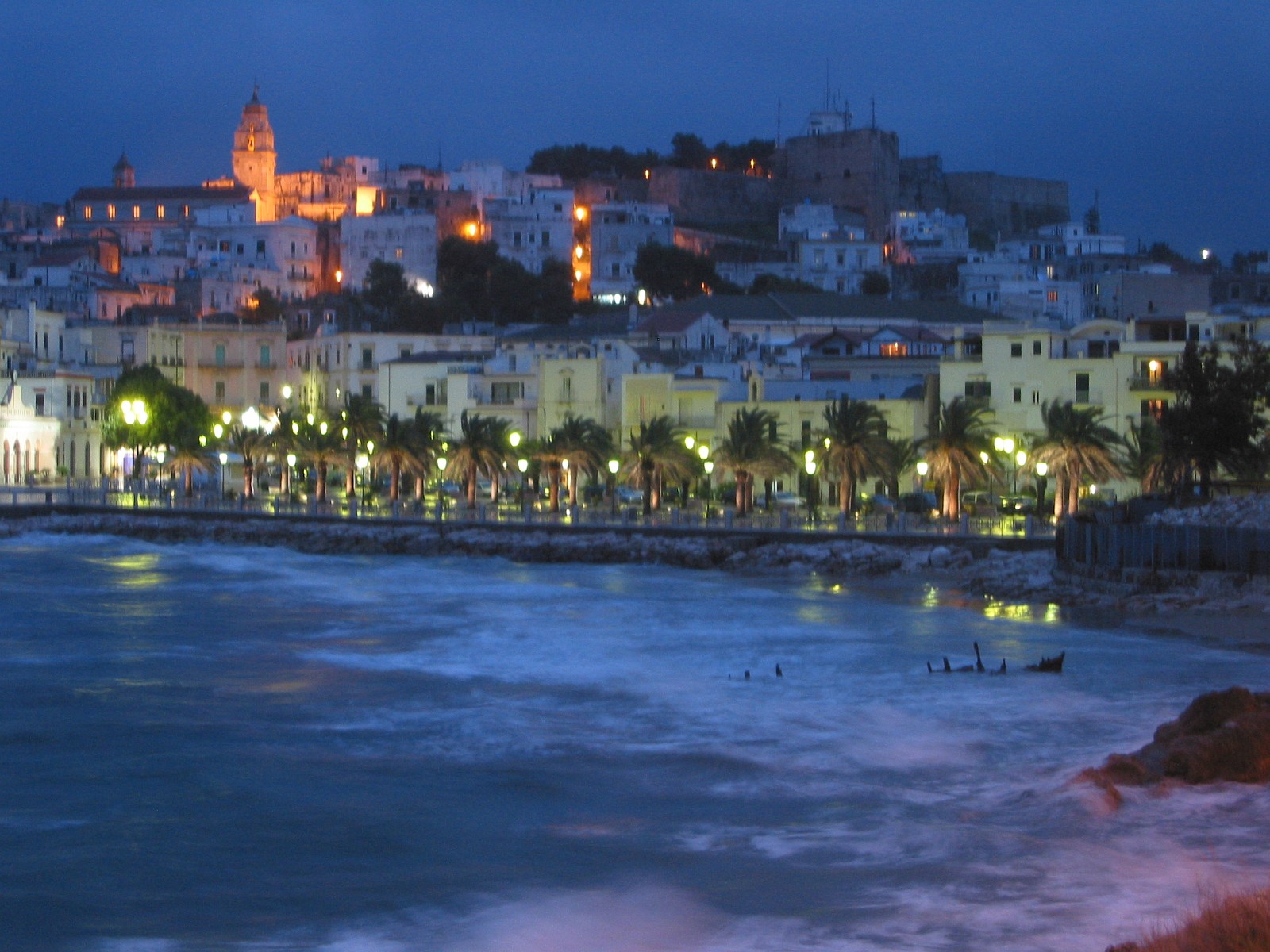 Vista notturna: spiaggia della Marina piccola, cattedrale