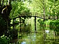 English: A footbridge over a canal.