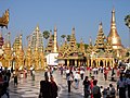 Un dia ple de gent a Shwedagon