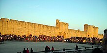 Photographie contemporaine des remparts vus depuis les arènes.