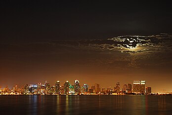 Lune occultée par les nuages au-dessus de San Diego en Californie. (définition réelle 3 872 × 2 592*)