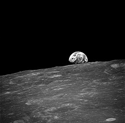 La toute première photo de « lever de Terre » prise sur la Lune lors du vol Apollo 8, 24 décembre 1968, NASA. (définition réelle 2 457 × 2 411*)