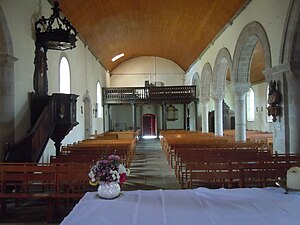 La nef de l'église avec au fond la tribune.