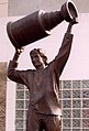 Die Bronzestatue von Wayne Gretzky vor der Arena (2001). Heute steht sie vor dem Rogers Place.