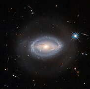 Cuásar Z 229-15: una galaxia espiral que contiene un núcleo galáctico activo (AGN).[14]​