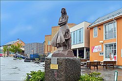 Sjømannens hustru på det gamle torget i Rørvik