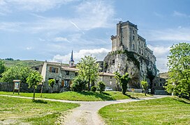 Le village et le château.