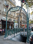 Uma edícula Guimard da estação.