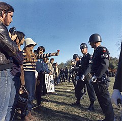 1- Le "Flower power" contre la guerre à Arlington, Virginie, USA, 21 octobre 1967 (photo par Sgt. Albert R. Simpson, Archives Nationales, identifiant NAID:594360).