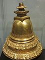 Reliquiari d'or amb forma d'estupa trobat a la base de la pagoda Shwedagon el 1855 i ara al museu V&A. Data dels segles XV / XVI.