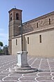 Chiesa di San Pietro Apostolo: fianco sinistro con altare funerario romano riutilizzato come basamento della croce