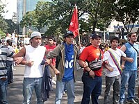 Manifestants faisant campagne pour le « non » au référendum vénézuélien de février.