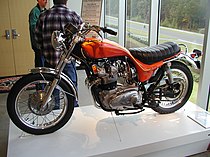 De Triumph X-75 Hurricane was eigenlijk een BSA Rocket 3, getuige de voorover hellende cilinders en het dubbele wiegframe