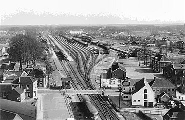 Het spoorwegemplacement in Winterswijk omstreeks 1960; het (hoofd)station ligt aan de linkerzijde, het GOLS-station bevindt zich achter de bebouwing rechts op de foto