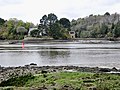 La digue de l'étang du Plessis (rive droite de la Rivière d'Auray, en Crach) vue depuis le sentier littoral de la rive gauche (en Pluneret) au nord de la Pointe de Kerisper.