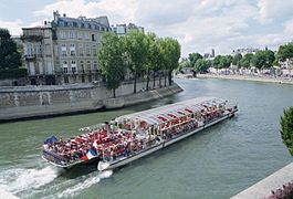 Bateau-mouche sur la Seine.