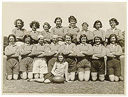 Photo en noir et blanc d'un groupe de femmes en short court.