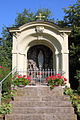 Lourdesgrotte gegenüber der Kirche