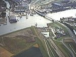 Brug over de Noord en Noordtunnel met zicht op de haven van Alblasserdam