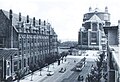 Keizer Karellaan met Heilig-Hartcollege en Basiliek van Koekelberg ca. 1950. Gelijkvloers en 1e verdiep: klaslokalen; 2e verdiep: kamers van leraars(priester); onder dak: slaapzalen internen.