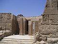 Vue sur le portique d'entrée du mastaba de Néferbaouptah - Ve dynastie égyptienne