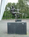 Die Statue von Coen Dillen an der nordöstlichen Ecke des Stadions. Im Hintergrund die Statue von Willy van der Kuijlen (2008)