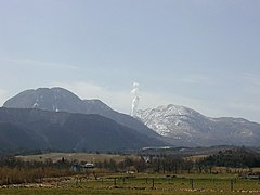 星生山（右）と三俣山（左）。中央の噴煙は硫黄山