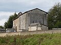 La chapelle et le cimetière.