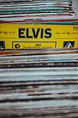 Elvis-plate i ein platebutikk.