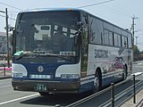 Un regolare autobus turistico (percorso naturalistico panoramico di Sakurajima) che utilizza auto a noleggio prelevate dalla città di Sakurajima.