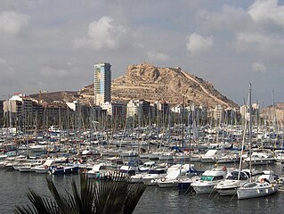 Català: Vista d'Alacant, l'Hotel Gran Sol i el castell de Santa Bàrbara Español: Vista general de Alicante, hotel Gran Sol y castillo Santa Barbara Français : Vue générale d'Alicante, l'hôtel Gran Sol et le château de Santa Barbara Deutsch: Panorama von Alicante, Hotel Gran Sol und Schloss Santa Barbara English: Skyline of Alicante: Tryp Gran Sol Hotel and Santa Barbara Castle