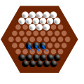 Le joueur avec les billes noires commence. Il décide de déplacer latéralement un ensemble de trois billes contiguës.