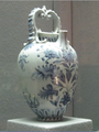 Biberon Medicis v.1585/87. Une imitation de porcelaine chinoise faite en Italie. Musée du Louvre