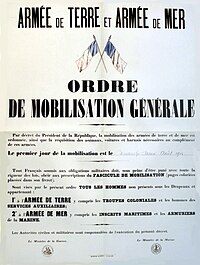 Dem Attentat von Sarajevo am 28. Juni 1914 – links in einer nicht ganz exakten zeitgenössischen Darstellung – folgten die Julikrise und wechselseitige Mobilmachungen, rechts die Anordnung der französischen Mobilmachung zum 2. August 1914