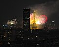 La tour Eiffel illuminée par le feu d'artifice du 14 juillet 2005.