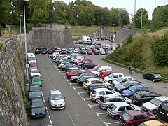 Les remparts, formant le parking Battant