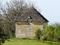 Pigeonnier dans le village de Marcillac.