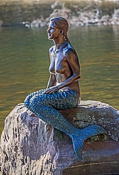 La Sirène du Mummelsee, sur le lac Mummel, dans le nord de la Forêt-Noire, en Bade-Wurtemberg (Allemagne). (définition réelle 4 000 × 5 856)