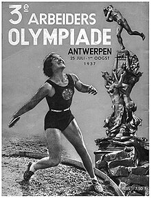 Couverture de magazine intitulé {{lang|nl|3e Arbeiders olympiade Antwerpen}}. En noir et blanc, elle représente une lanceuse de disque en plein effort à côté d'une statue.