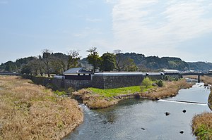 復元された隅櫓・長塀・多聞櫓