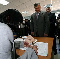 Le président Edouard Kokoïty votant lors des législatives en Ossétie du Sud le 31 mai.