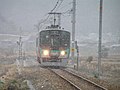 雪の中を走る125系電車（谷川駅 - 久下村駅間）