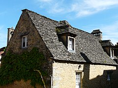 Maison avec toit en lauzes à Marcillac.