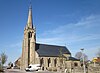 Heropgebouwde parochiekerk Sint-Pieter met omringend kerkhof