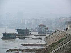 納渓区市街地の近くを流れる長江