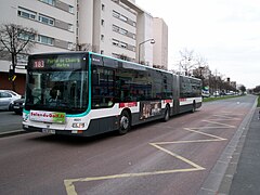 Un MAN Lion's City G de la ligne 183 sur le site propre de la ligne.