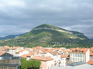 La Puncho d'Agast et les toits de la ville.