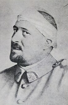 Photographie en noir et blanc de Guillaume Apollinaire soldat en 1916, le crâne bandé après sa blessure à la tempe.