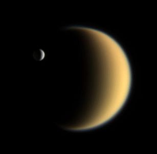 Enceladus Titan yo'lidan o'tmoqda