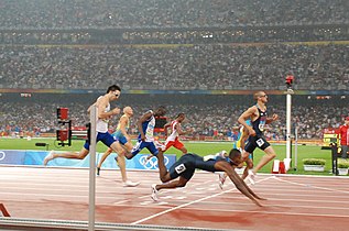 Der Zieleinlauf hinter LaShawn Merritt: Jeremy Wariner (7 – Silber), David Neville (9 – Bronze im Sturz über die Ziellinie), Chris Brown (verdeckt), Leslie Djhone (Dritter von links), Martyn Rooney (ganz links), Renny Quow (Vierter von links), Johan Wissman (Zweiter von links)